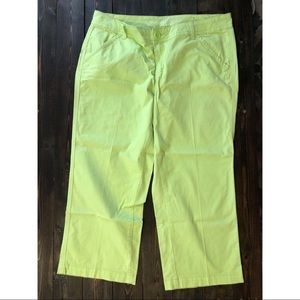 Cute bright green Maurices capri pants.